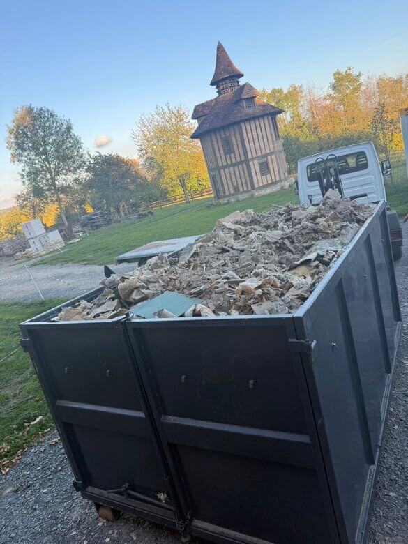 Bois et charpentes anciens triés avant évacuation